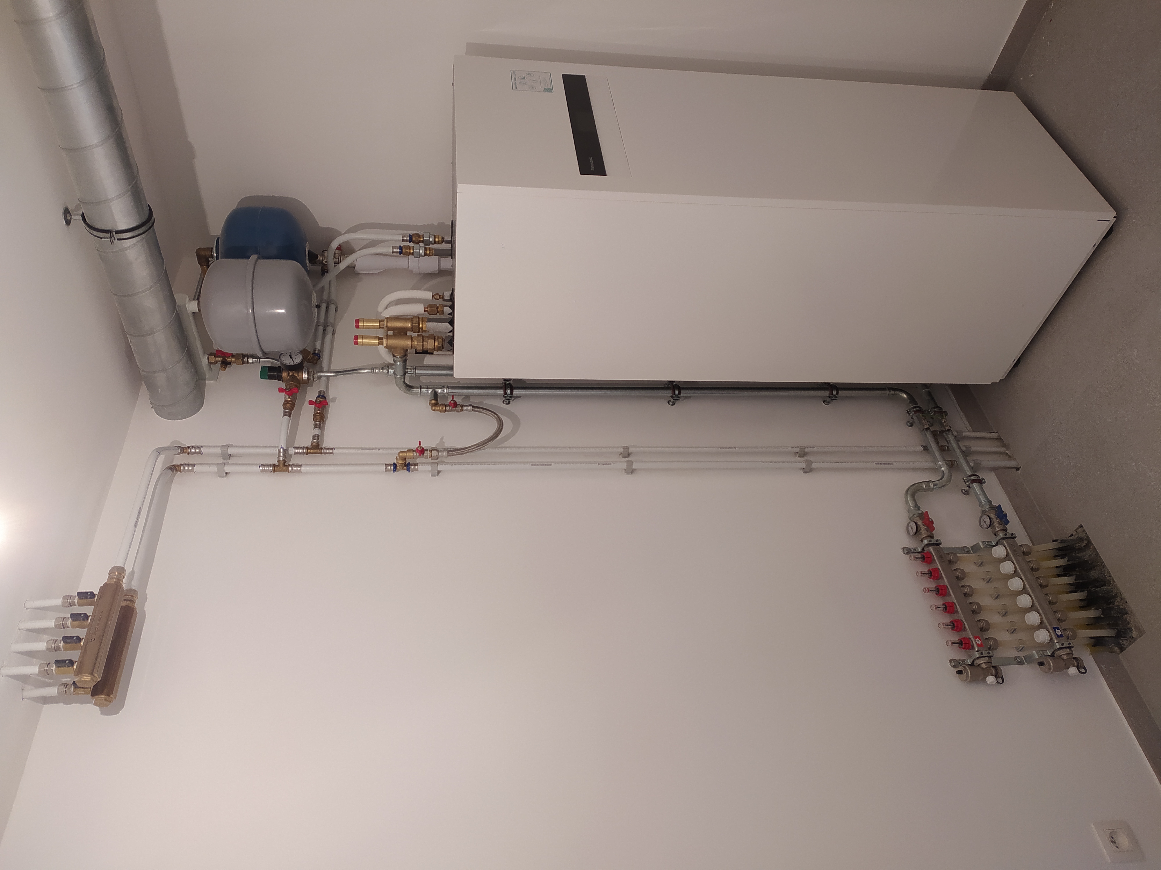 Installation de 2 pompes à chaleur Panasonic Aquarea génération K avec boiler intégré de 185L couplées à du chauffage par le sol